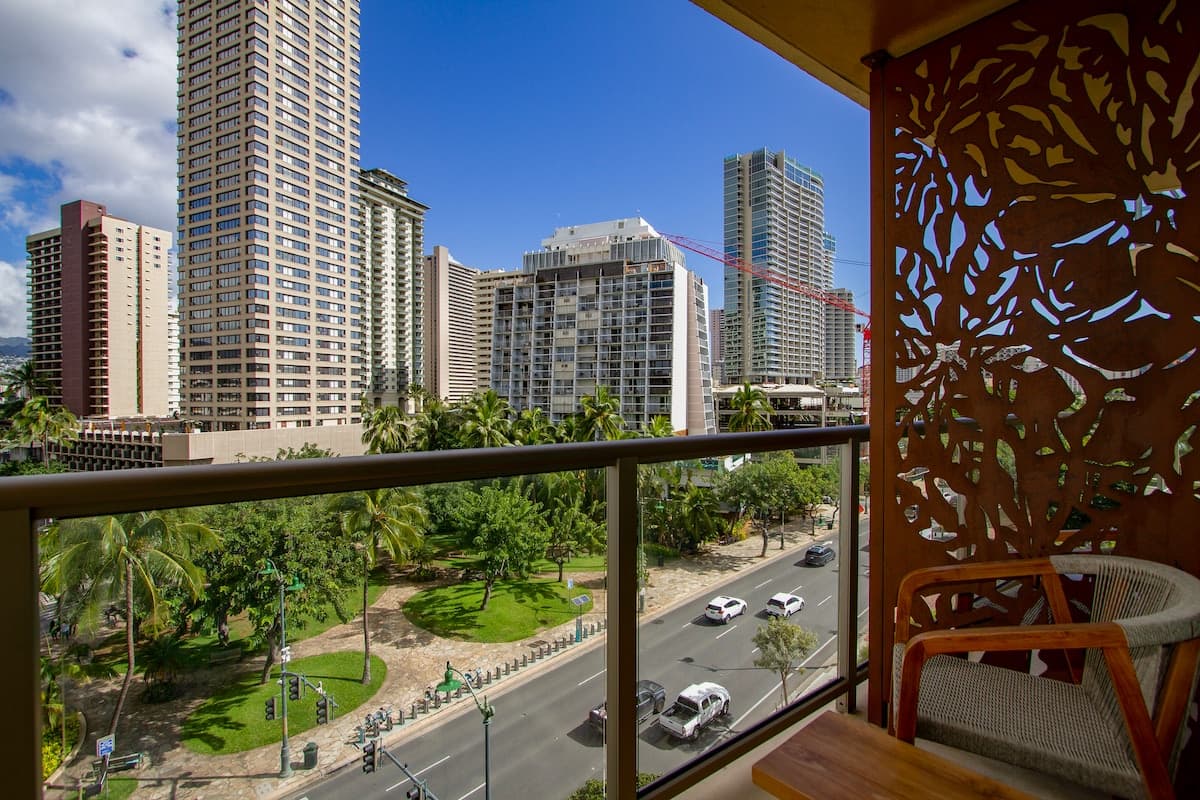 Cozy Waikiki Studio, Pool, Gym & BBQ - Photo 1