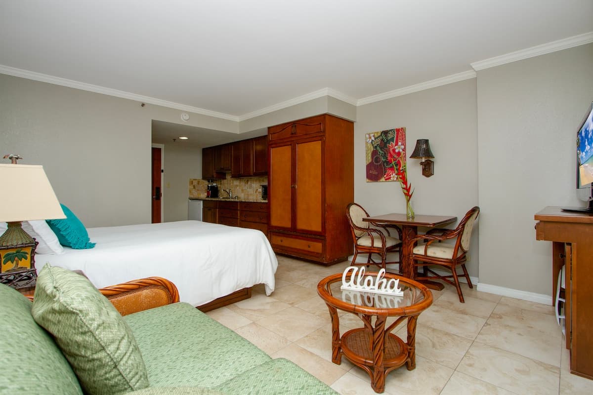 Cozy Waikiki Studio, Pool, Gym & BBQ - Photo 2