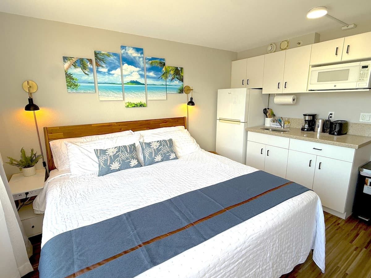 Waikiki 2BR/2BA w/ Ocean View Free Parking - Photo 5