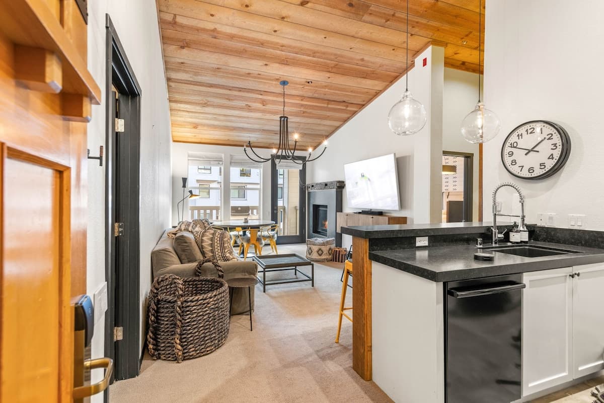 Ski-in/Ski-out Palisades Condo with Pool - Photo 4