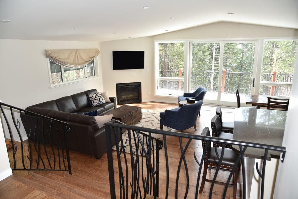 Renovated 4BR w/ Gas Fireplace, Near Heavenly - Photo 2
