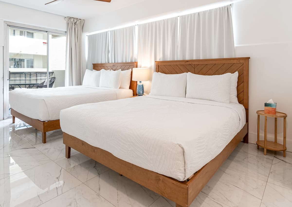 Condo in Honolulu · ★5.0 · 2 bedrooms · 3 beds · 2 private baths - Photo 2