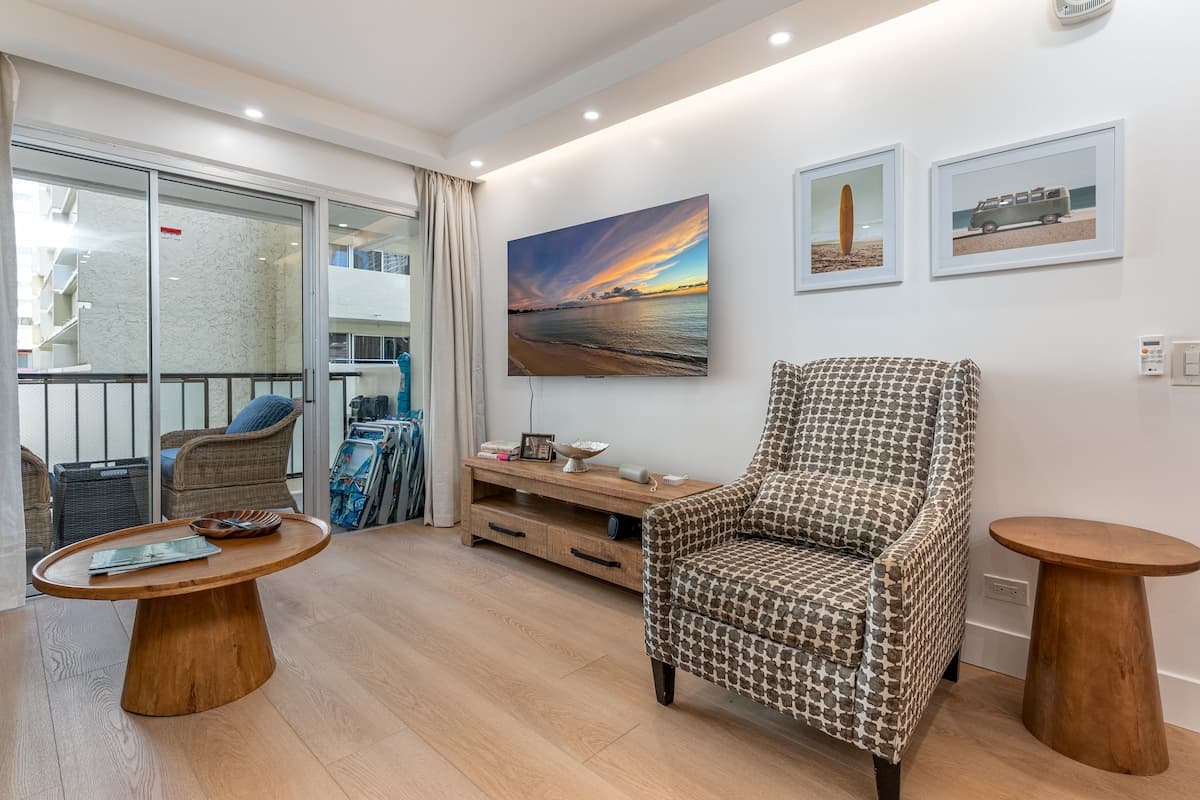 Condo in Honolulu · ★5.0 · 2 bedrooms · 3 beds · 2 private baths - Photo 4