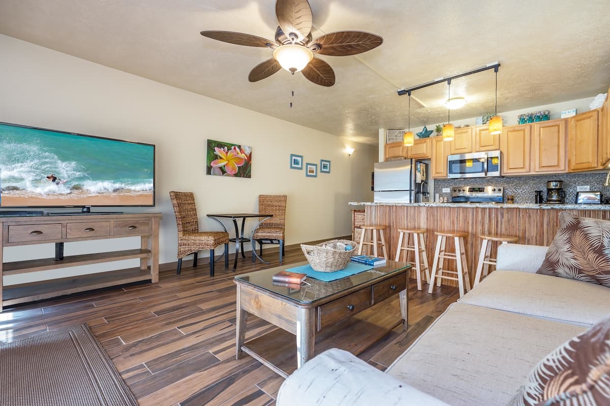 Condo in Wailuku · ★4.82 · 1 bedroom · 2 beds · 1 bath - Photo 4