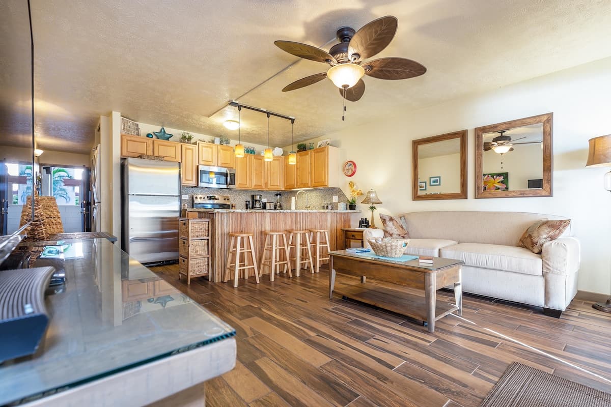 Condo in Wailuku · ★4.82 · 1 bedroom · 2 beds · 1 bath - Photo 5