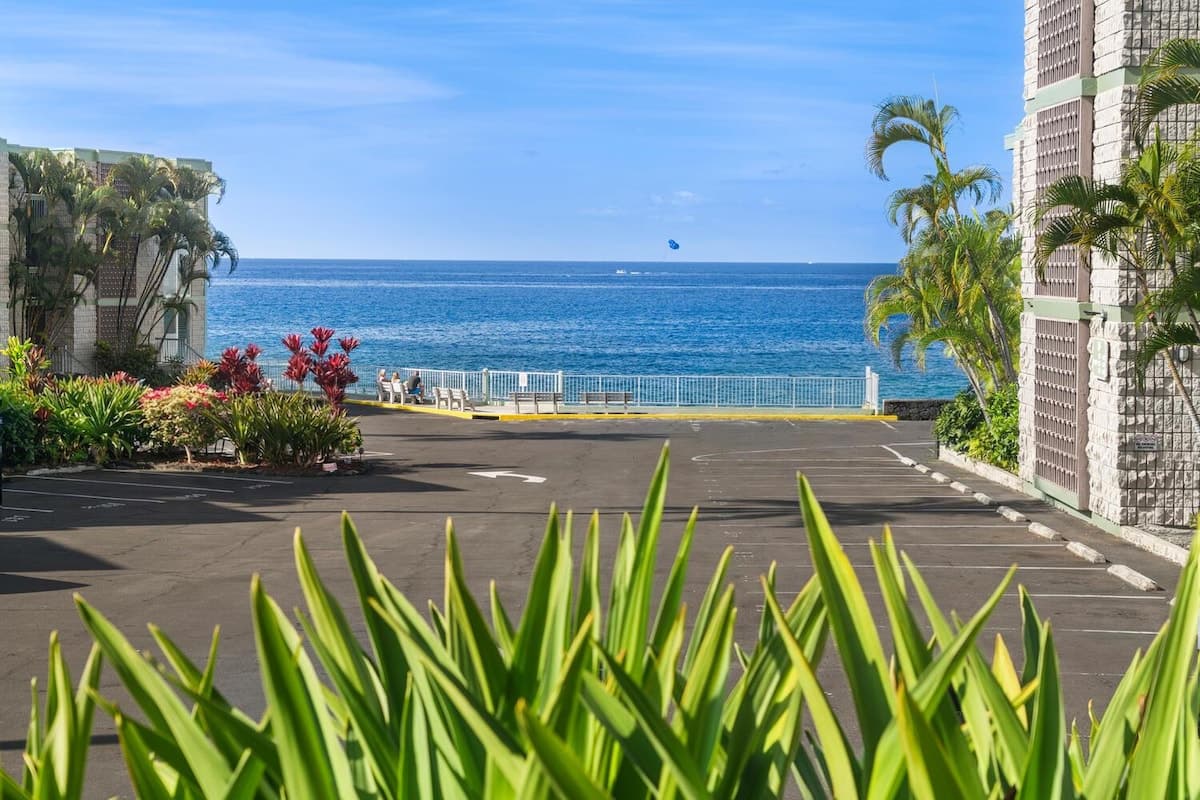 Condo in Kailua-Kona · ★5.0 · 1 bedroom · 2 beds · 1 private bath - Photo 2