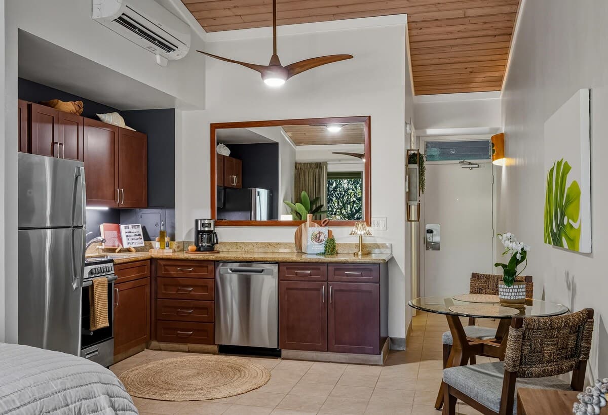 Condo in Lahaina · ★5.0 · 1 bedroom · 2 beds · 1 bath - Photo 4