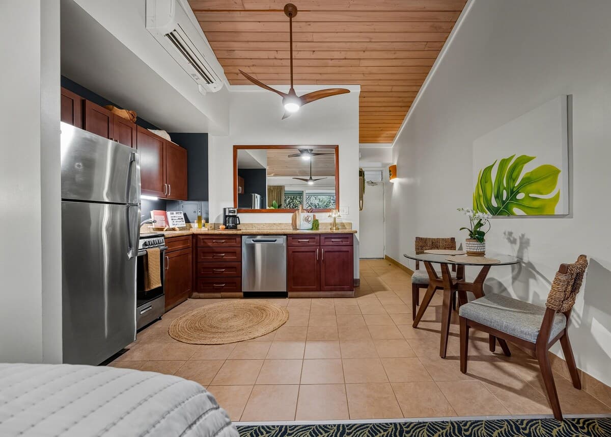 Condo in Lahaina · ★5.0 · 1 bedroom · 2 beds · 1 bath - Photo 2