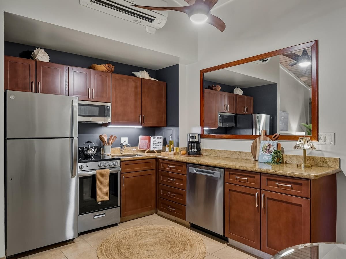 Condo in Lahaina · ★5.0 · 1 bedroom · 2 beds · 1 bath - Photo 3
