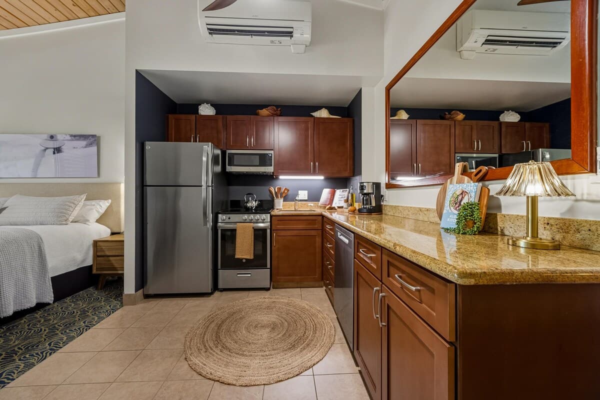 Condo in Lahaina · ★5.0 · 1 bedroom · 2 beds · 1 bath - Photo 5