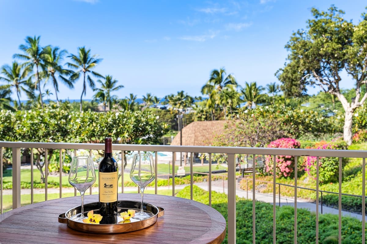 Condo in Kailua-Kona · ★4.8 · 2 bedrooms · 3 beds · 2 private baths - Photo 1