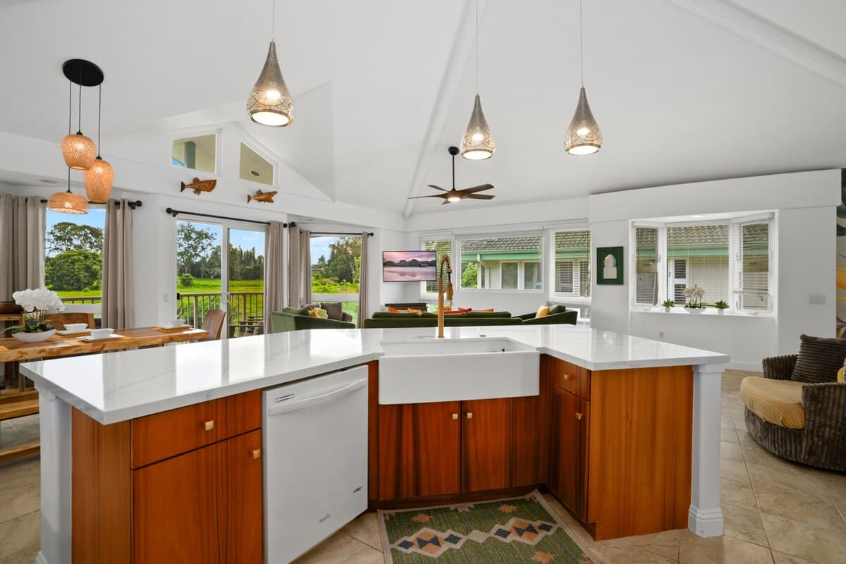 A/C Newly Renovated Townhome! ~Pool ~Jacuzzi ~BBQ - Photo 3