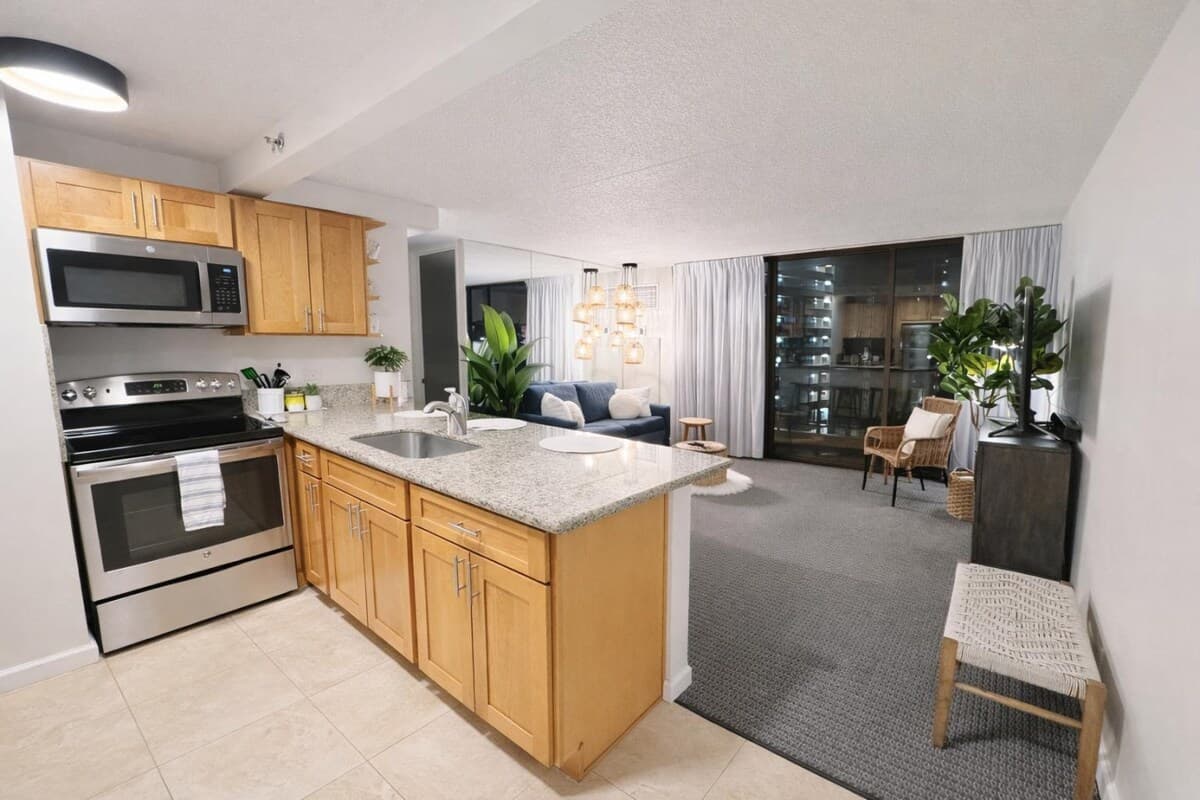 Waikiki Beach, Ocean View, Free Park+Pool, Sleep 5 - Photo 2