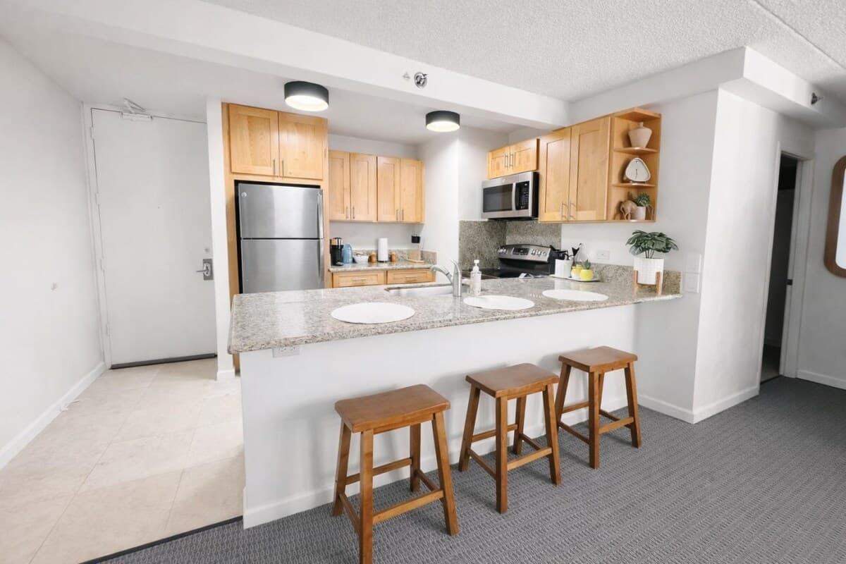 Waikiki Beach, Ocean View, Free Park+Pool, Sleep 5 - Photo 3