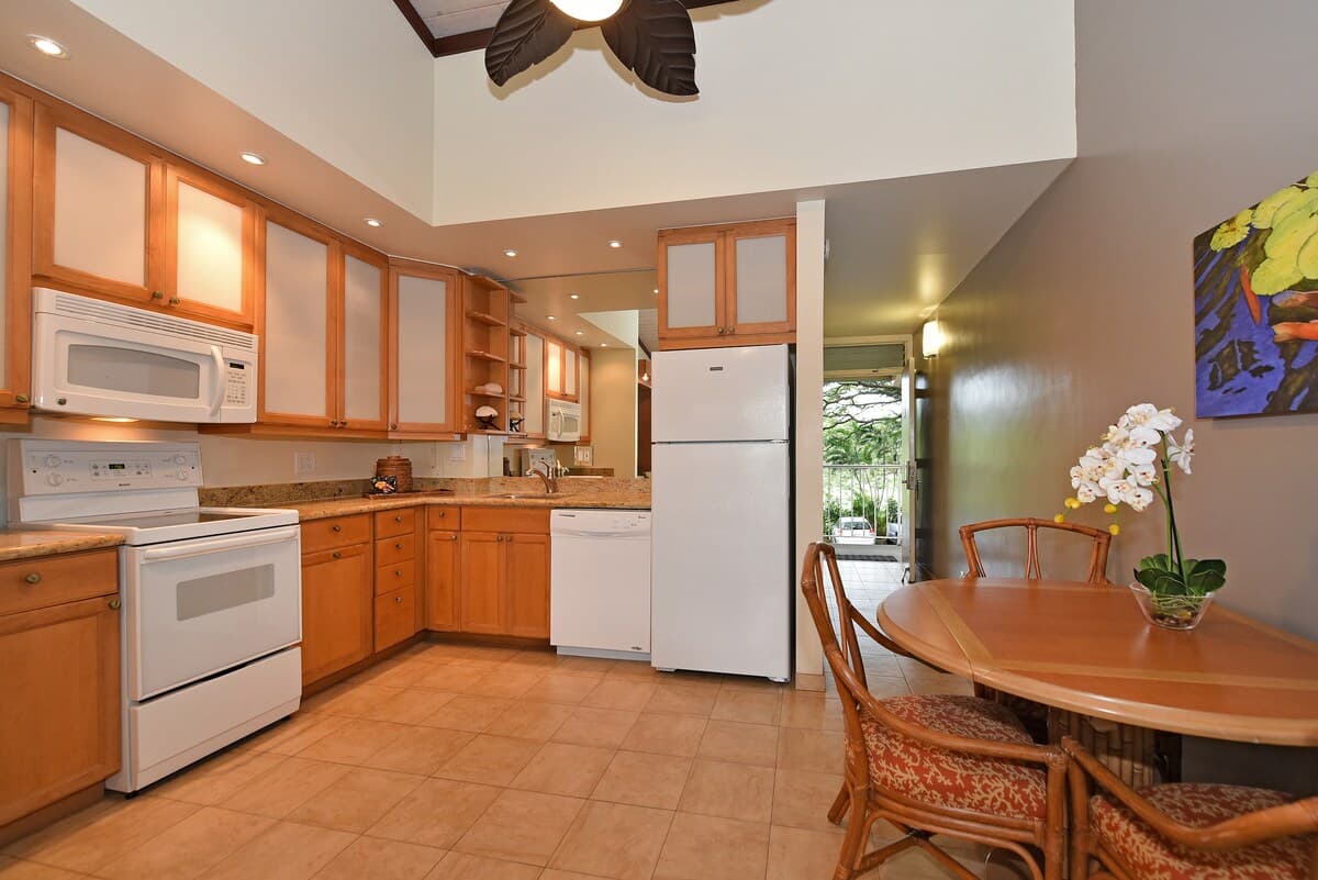 Condo in Lahaina · ★4.71 · 1 bedroom · 3 beds · 1 bath - Photo 4