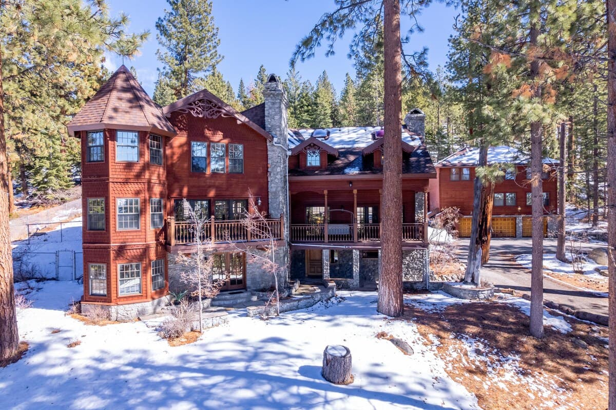 Home in Glenbrook · 6 bedrooms · 6 beds · 5 private baths - Photo 3