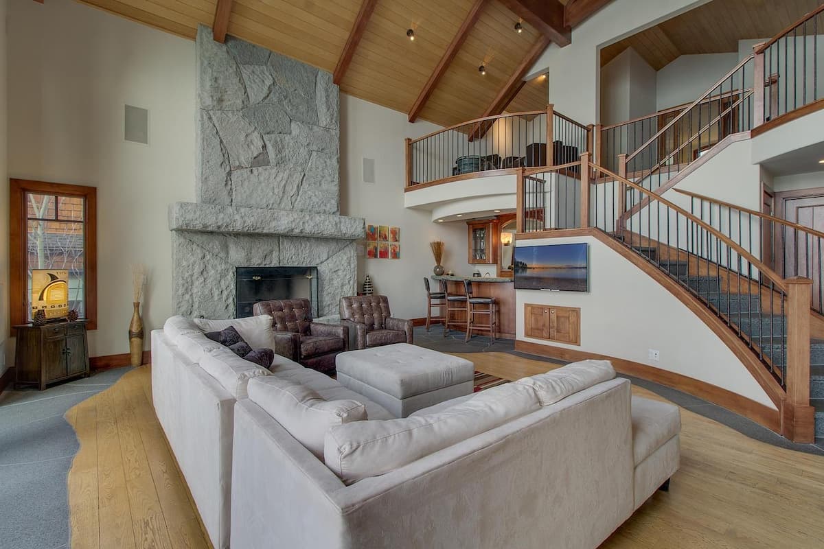 Home in Glenbrook · 4 bedrooms · 4 beds · 4.5 private baths - Photo 4