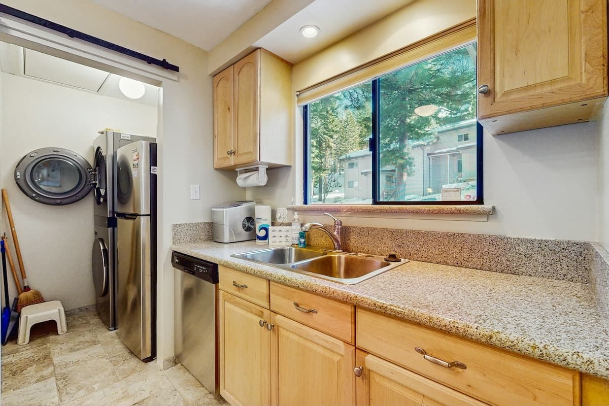 Townhouse in Incline Village · 3 bedrooms · 4 beds · 2.5 private baths - Photo 5