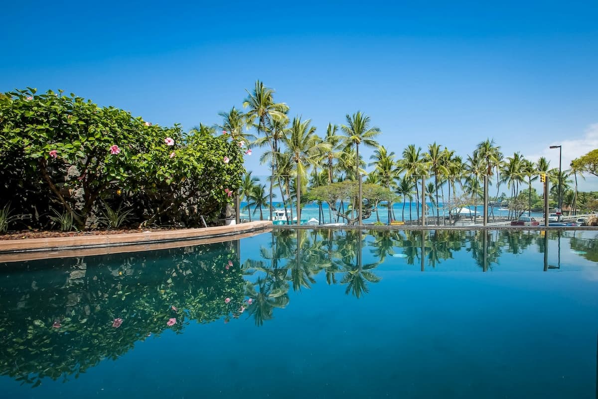 Condo in Kailua-Kona · ★4.74 · 3 bedrooms · 4 beds · 2 private baths - Photo 3