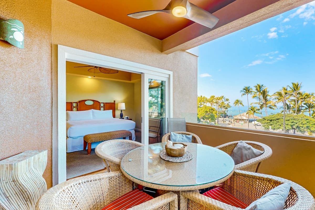 Condo in Kailua-Kona · ★4.74 · 3 bedrooms · 4 beds · 2 private baths - Photo 5