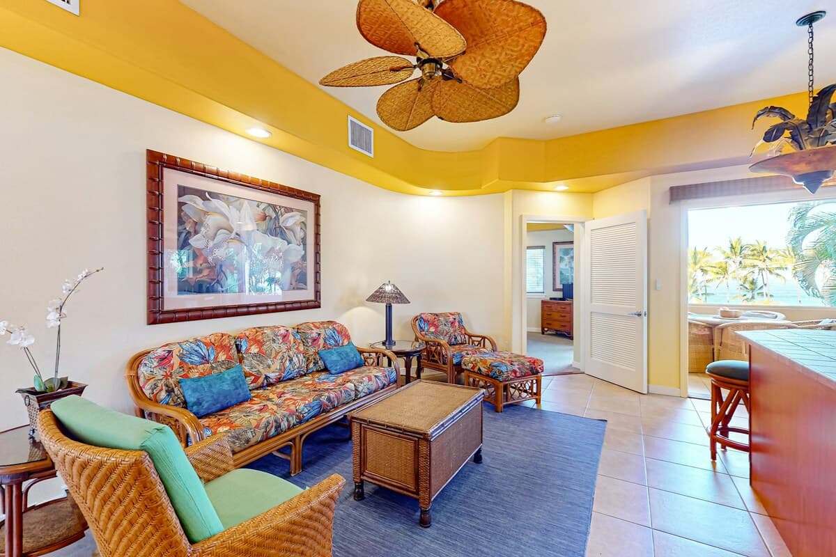 Condo in Kailua-Kona · ★4.74 · 3 bedrooms · 4 beds · 2 private baths - Photo 4