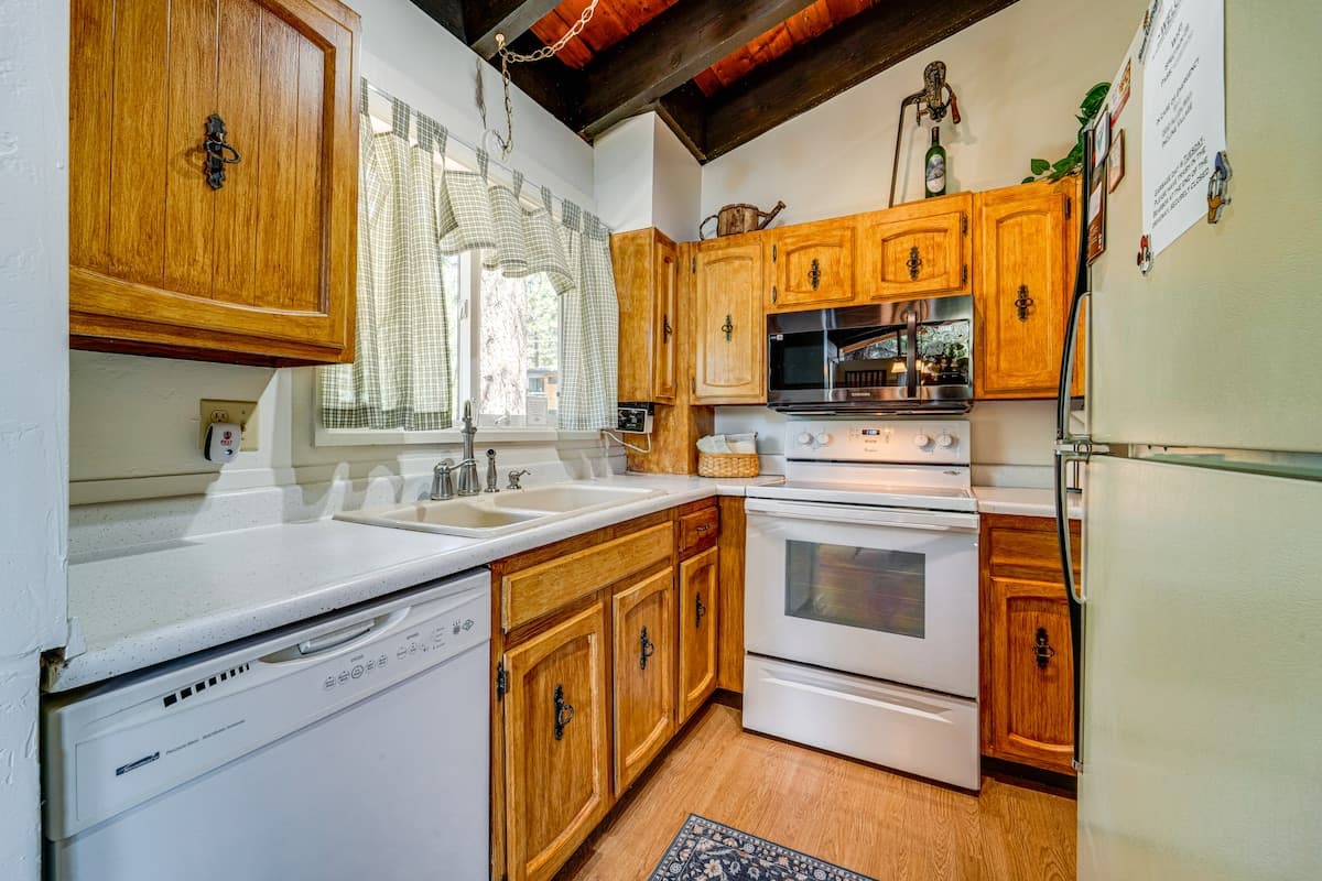 Home in Incline Village · 3 bedrooms · 4 beds · 2.5 private baths - Photo 5