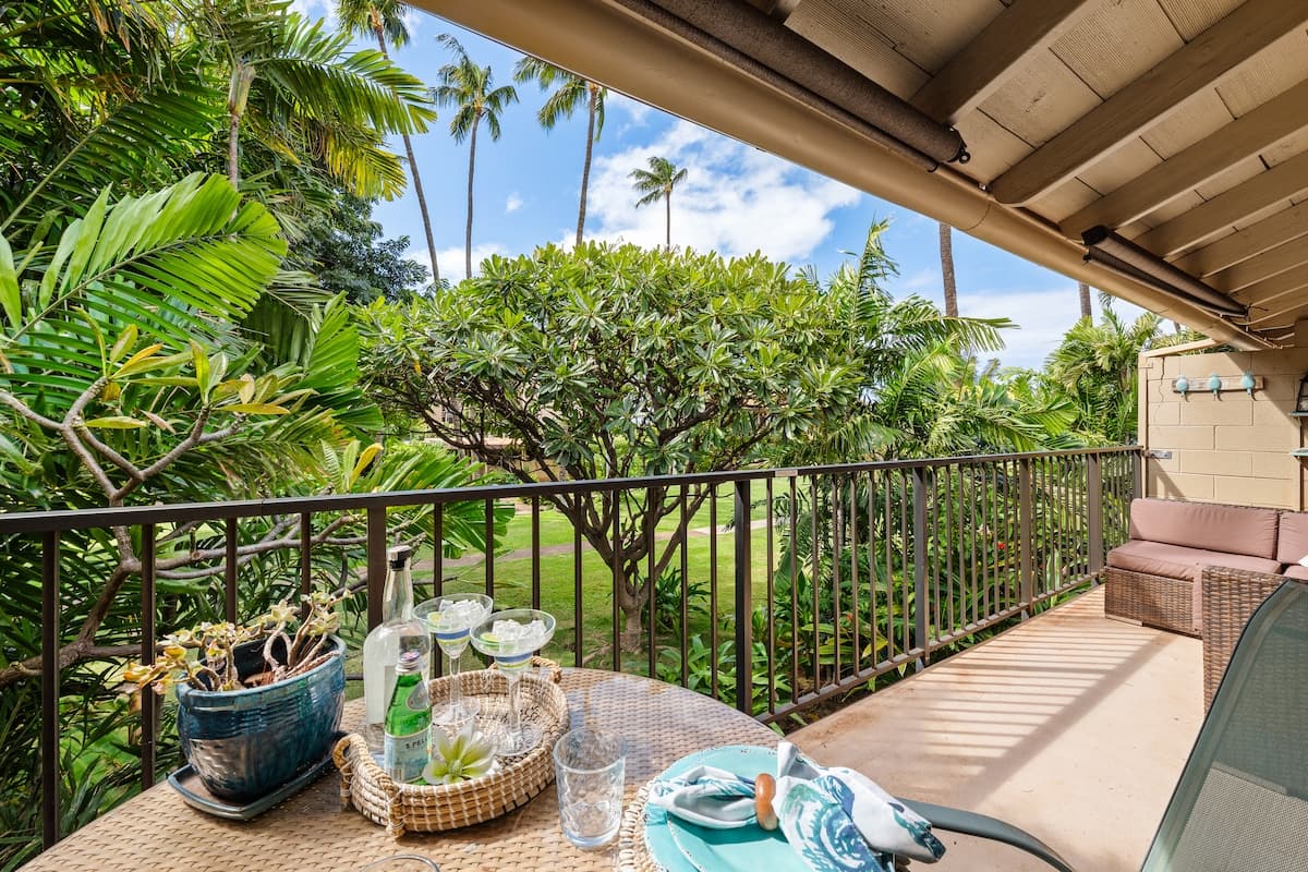 Condo in Lahaina · ★4.67 · 2 bedrooms · 3 beds · 1 private bath - Photo 1