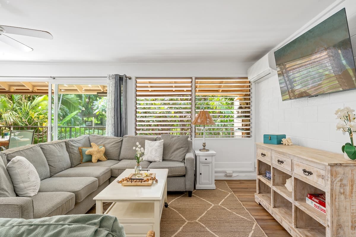 Condo in Lahaina · ★4.67 · 2 bedrooms · 3 beds · 1 private bath - Photo 4