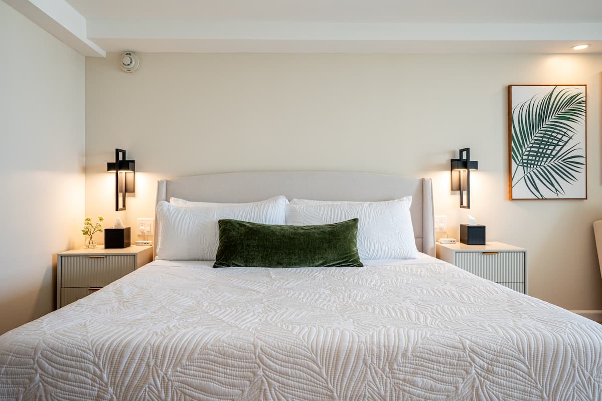 Newly Renovated, 39FL Chic Studio w/ Ocean Views - Photo 4