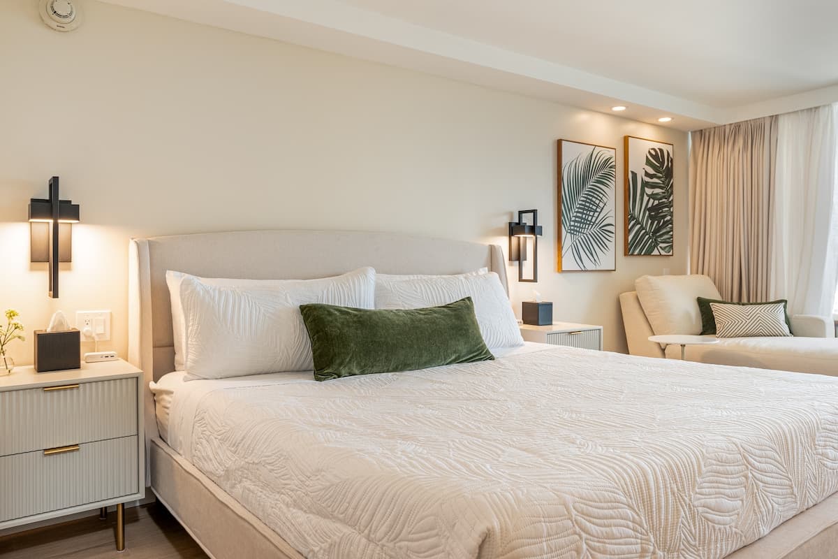 Newly Renovated, 39FL Chic Studio w/ Ocean Views - Photo 5