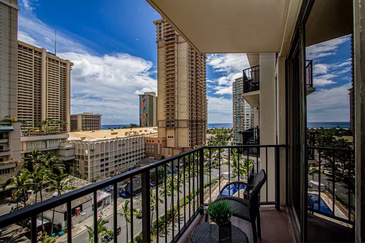 Condo in Honolulu · ★4.8 · Studio · 2 beds · 1 private bath - Photo 4