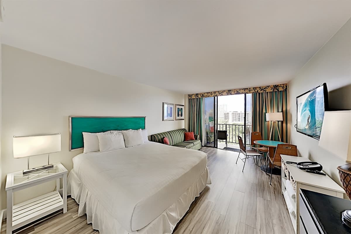 Condo in Honolulu · ★4.8 · Studio · 2 beds · 1 private bath - Photo 1
