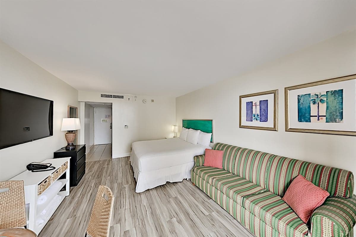 Condo in Honolulu · ★4.8 · Studio · 2 beds · 1 private bath - Photo 2