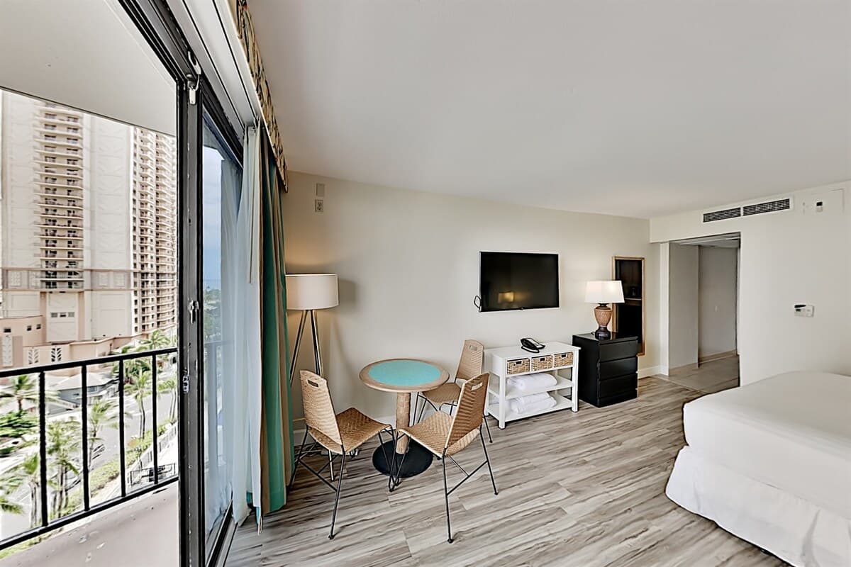 Condo in Honolulu · ★4.8 · Studio · 2 beds · 1 private bath - Photo 3