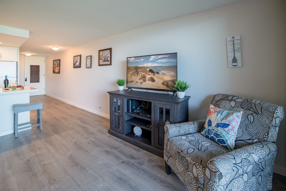 Condo in Lahaina · ★4.33 · 1 bedroom · 2 beds · 1 private bath - Photo 5