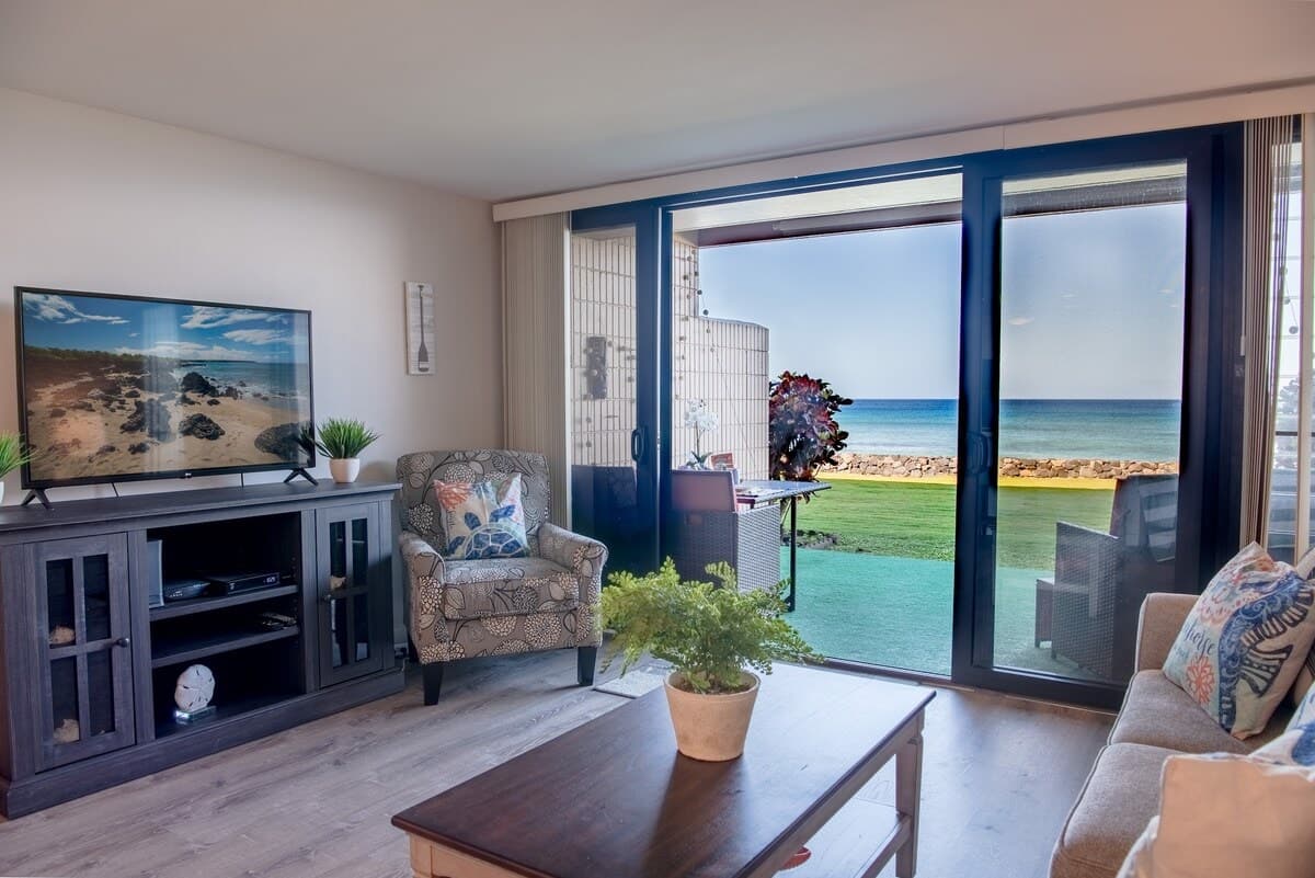 Condo in Lahaina · ★4.33 · 1 bedroom · 2 beds · 1 private bath - Photo 2