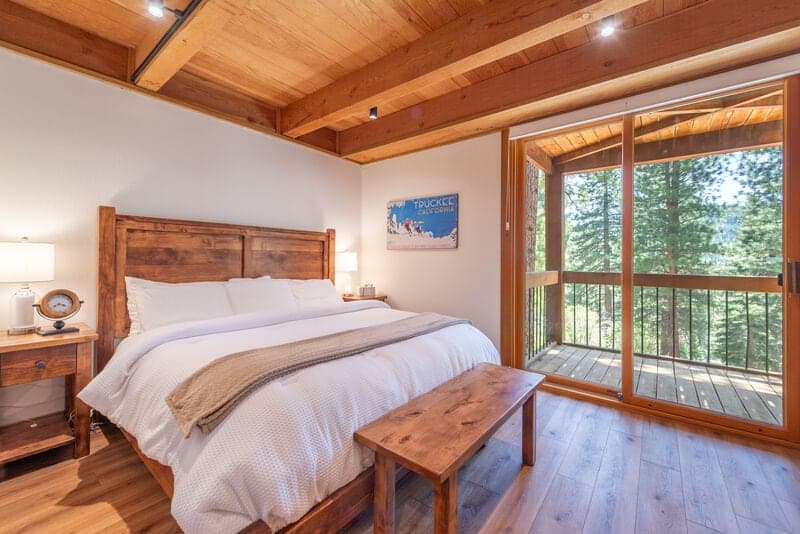 Split-Level Mountain Condo with Pool & Shuttle - Photo 4