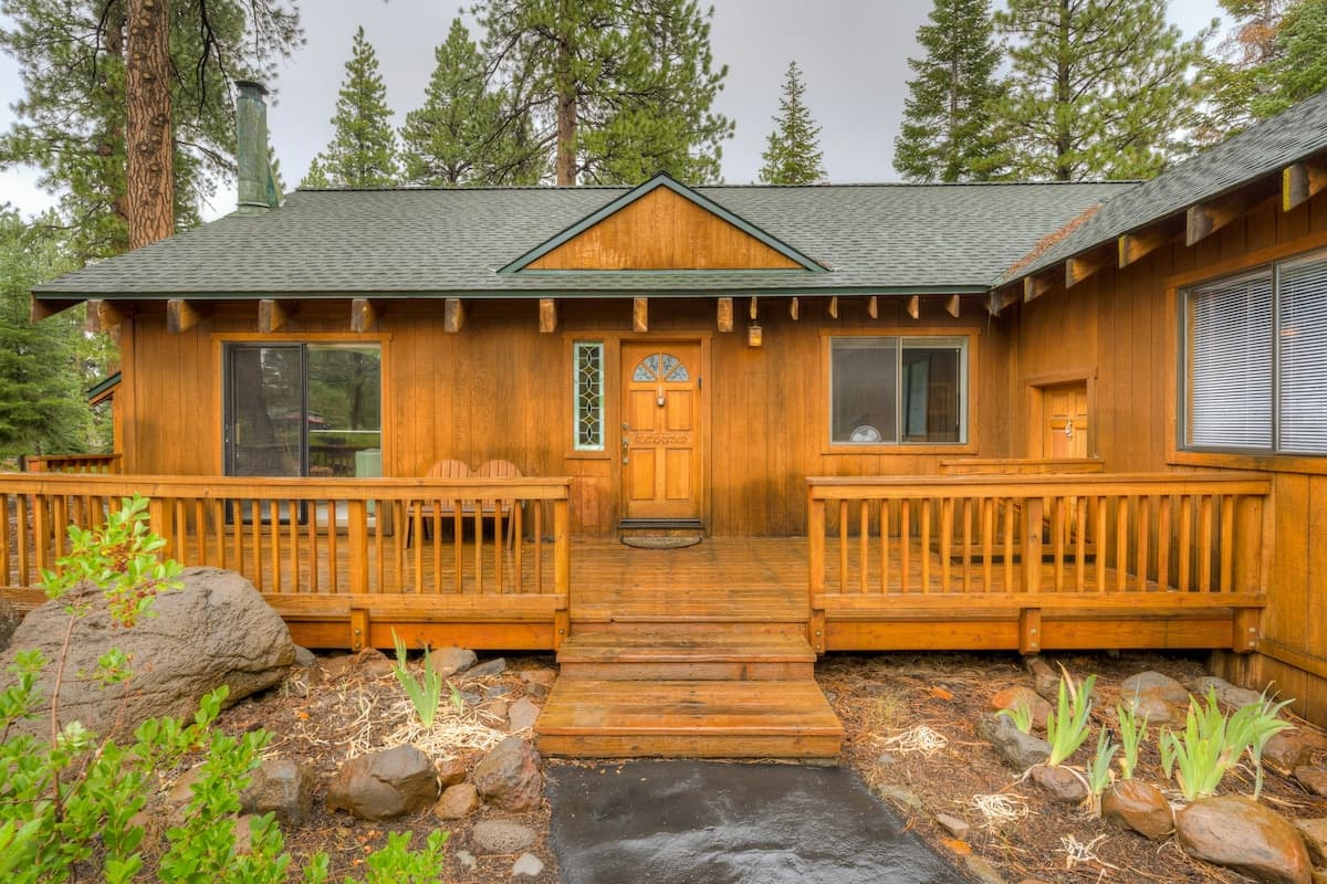 Home in Truckee · ★4.52 · 3 bedrooms · 4 beds · 2 private baths - Photo 1