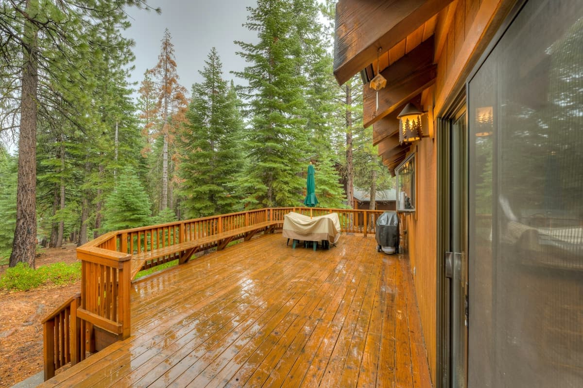 Home in Truckee · ★4.52 · 3 bedrooms · 4 beds · 2 private baths - Photo 2