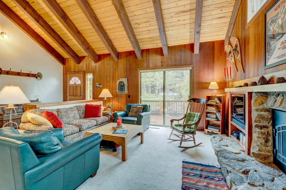 Home in Truckee · ★4.52 · 3 bedrooms · 4 beds · 2 private baths - Photo 3