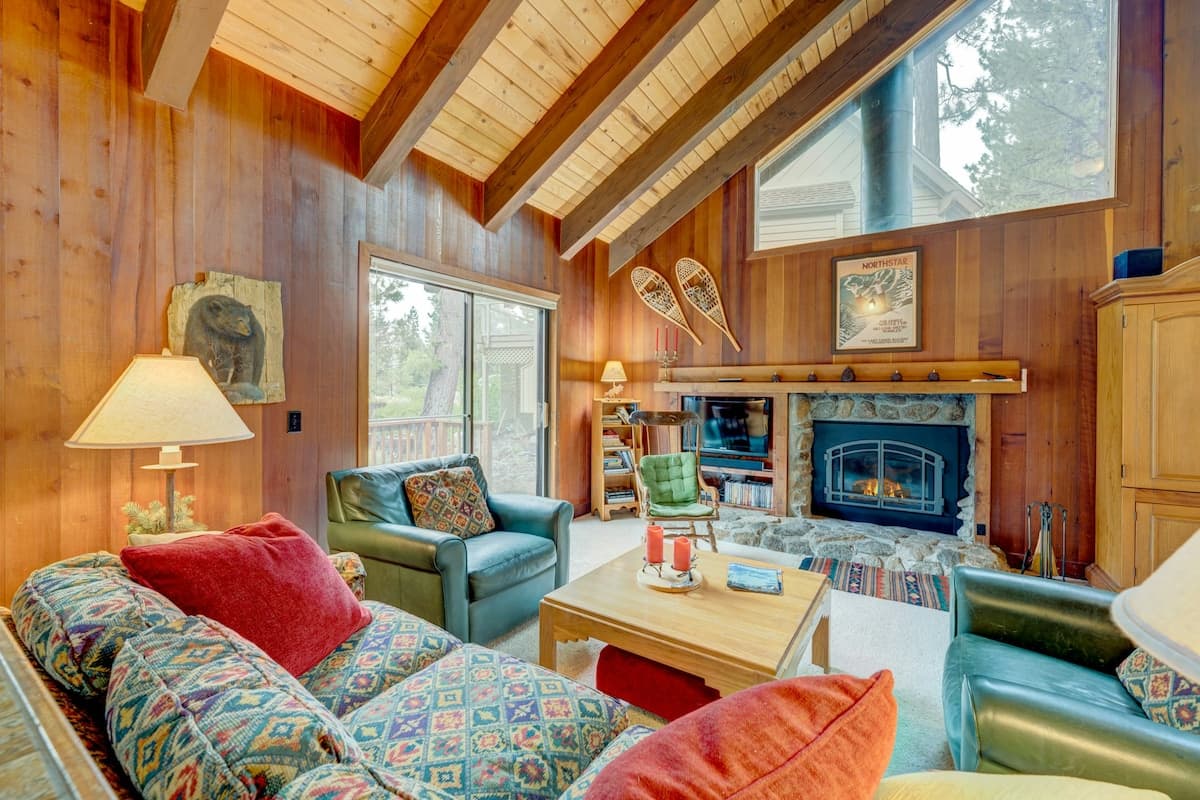 Home in Truckee · ★4.52 · 3 bedrooms · 4 beds · 2 private baths - Photo 4