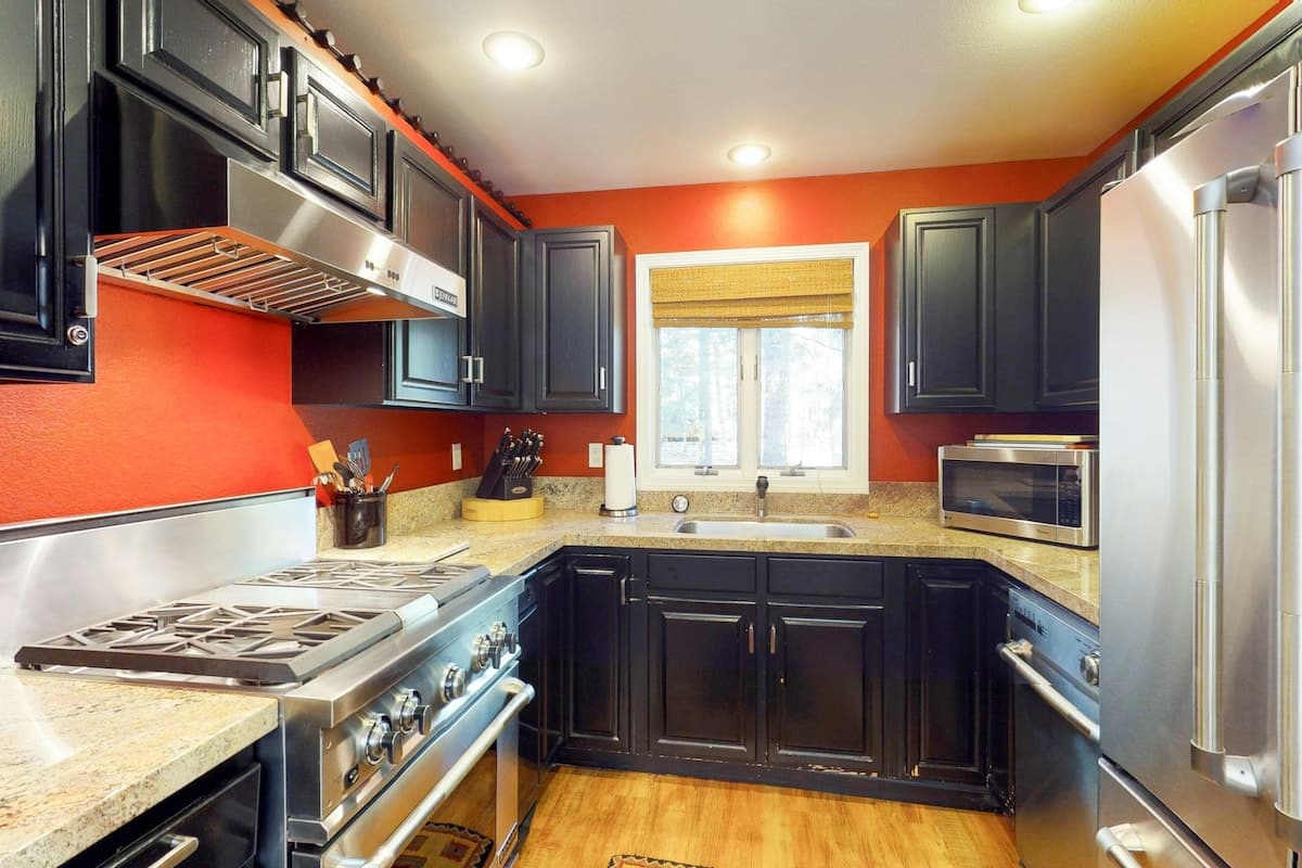 Townhouse in Incline Village · ★4.5 · 2 bedrooms · 2 beds · 2.5 private baths - Photo 2
