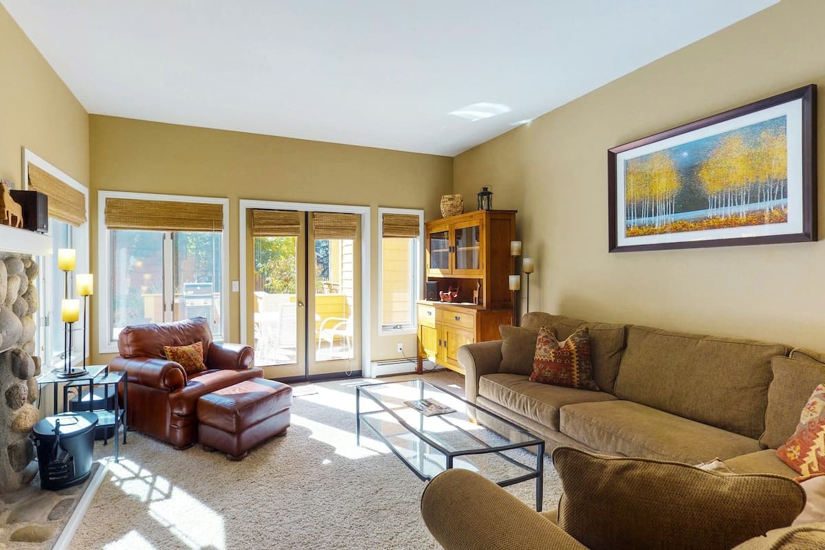 Townhouse in Incline Village · ★4.5 · 2 bedrooms · 2 beds · 2.5 private baths - Photo 4