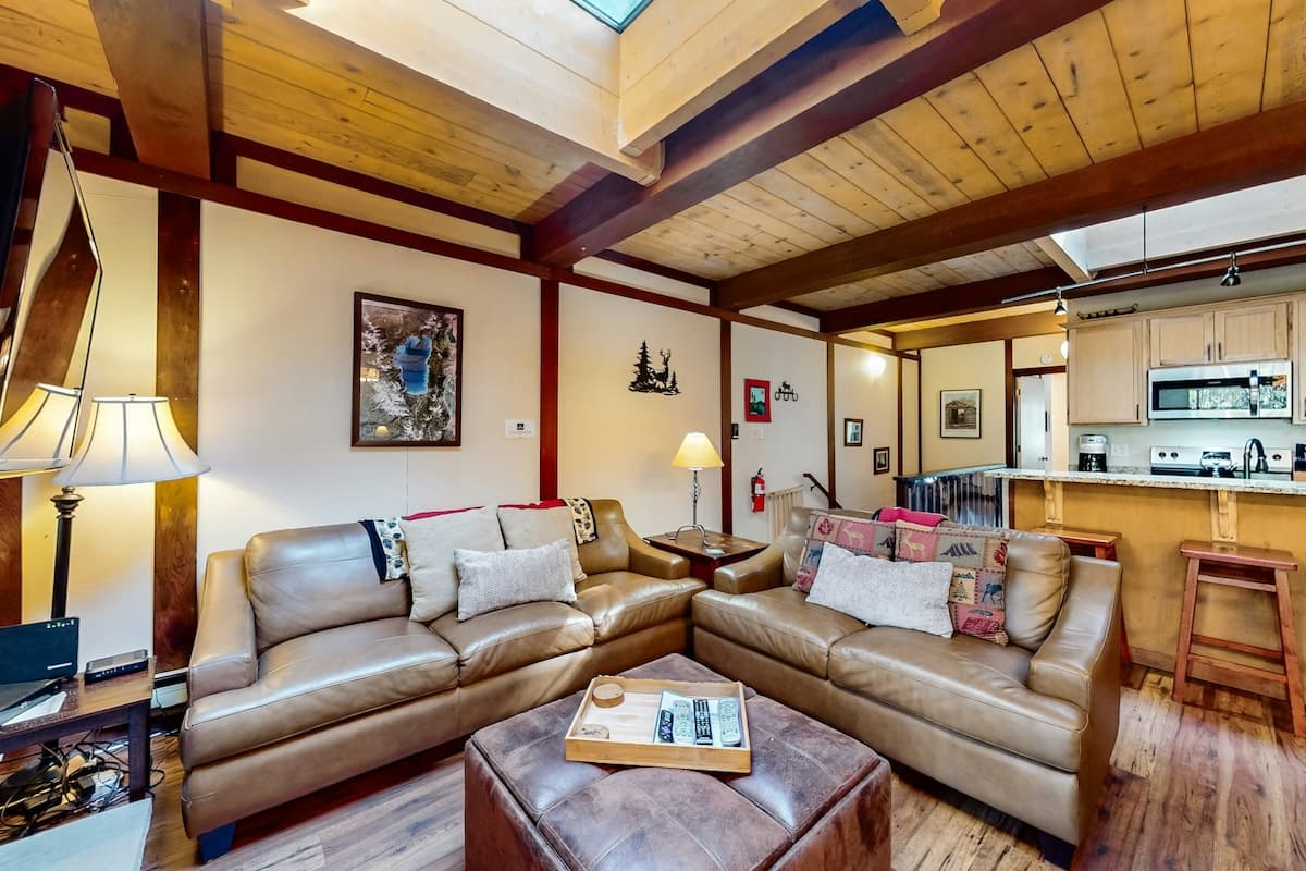 Condo in Incline Village · ★4.22 · 3 bedrooms · 4 beds · 2 private baths - Photo 3
