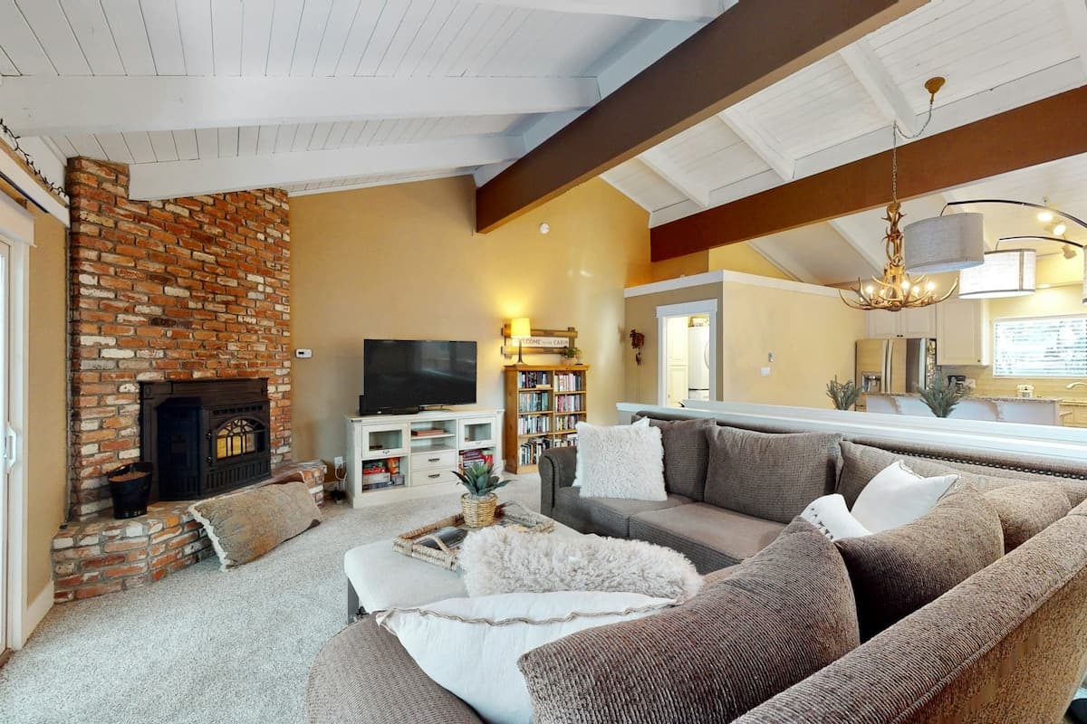 Condo in Incline Village · ★4.17 · 3 bedrooms · 3 beds · 3 private baths - Photo 1