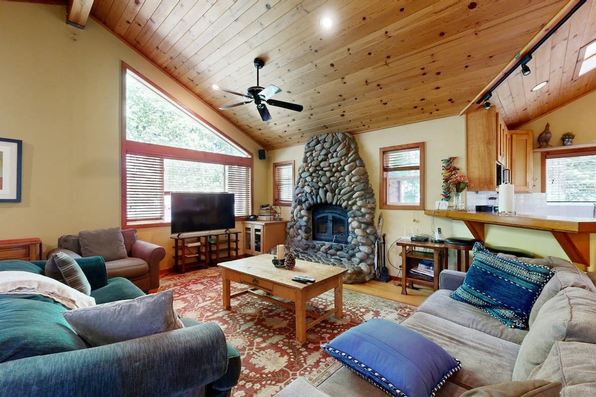 Silverado Escape Hot Tub, Fireplace & Studio - Photo 1