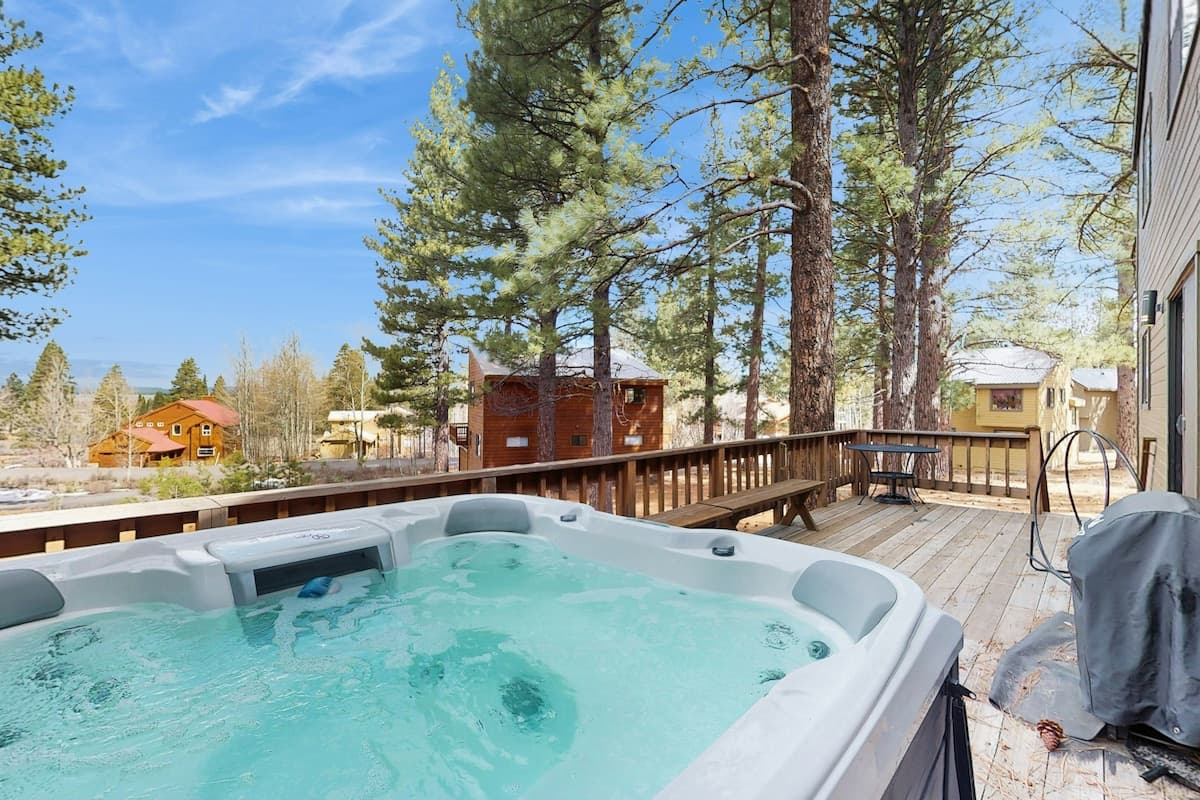 Private Hot Tub, Mountain Views, Shuttle to Slopes - Photo 3