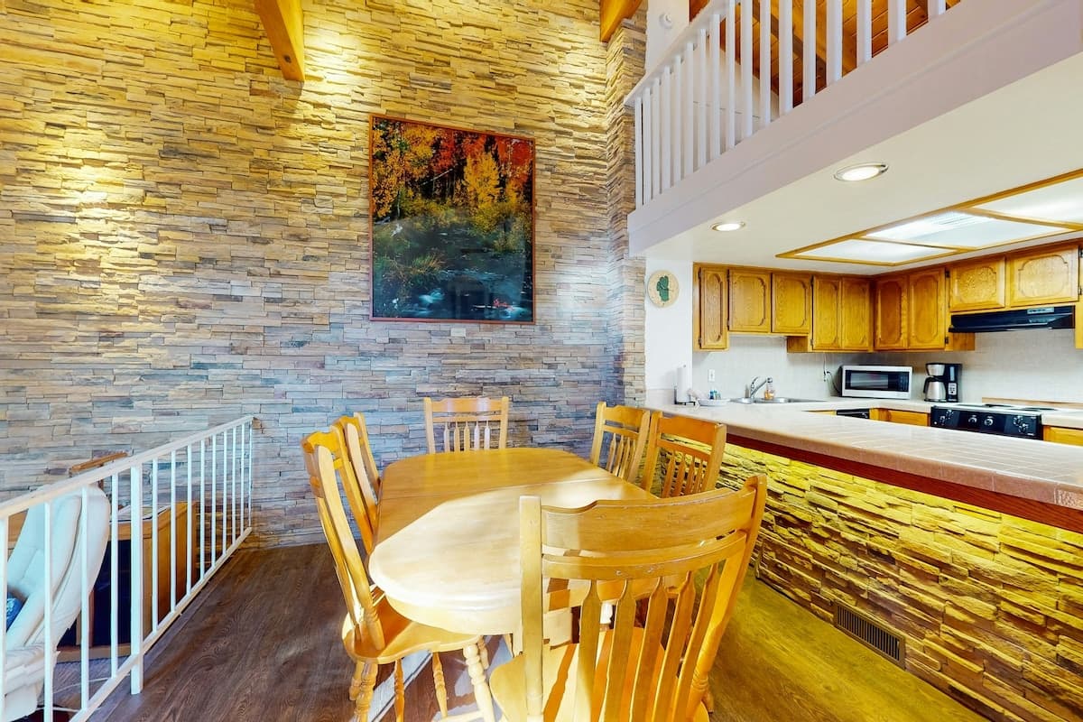 Townhouse in Glenbrook · ★4.48 · 4 bedrooms · 5 beds · 3.5 private baths - Photo 5