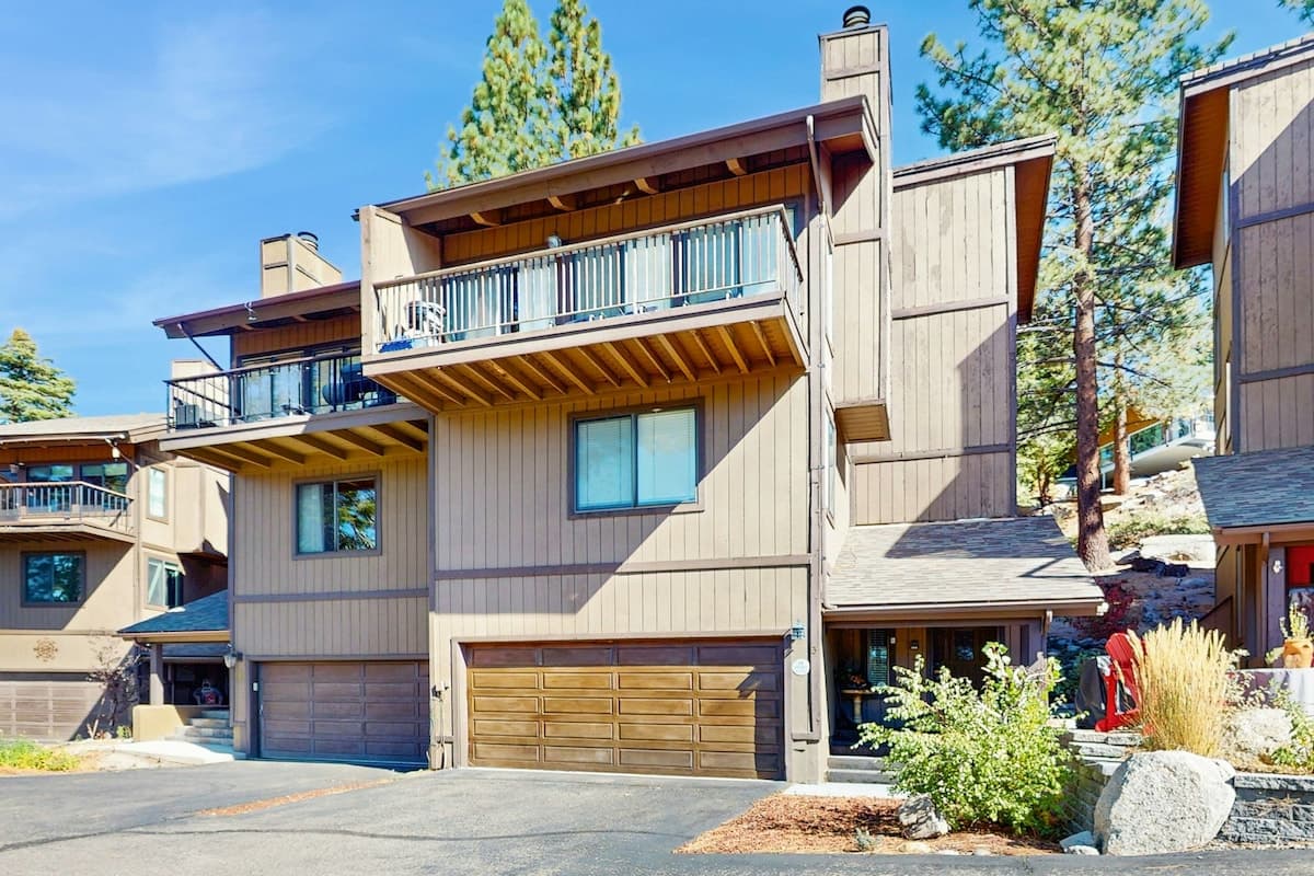 Townhouse in Stateline · ★4.32 · 3 bedrooms · 3 beds · 2.5 private baths - Photo 1