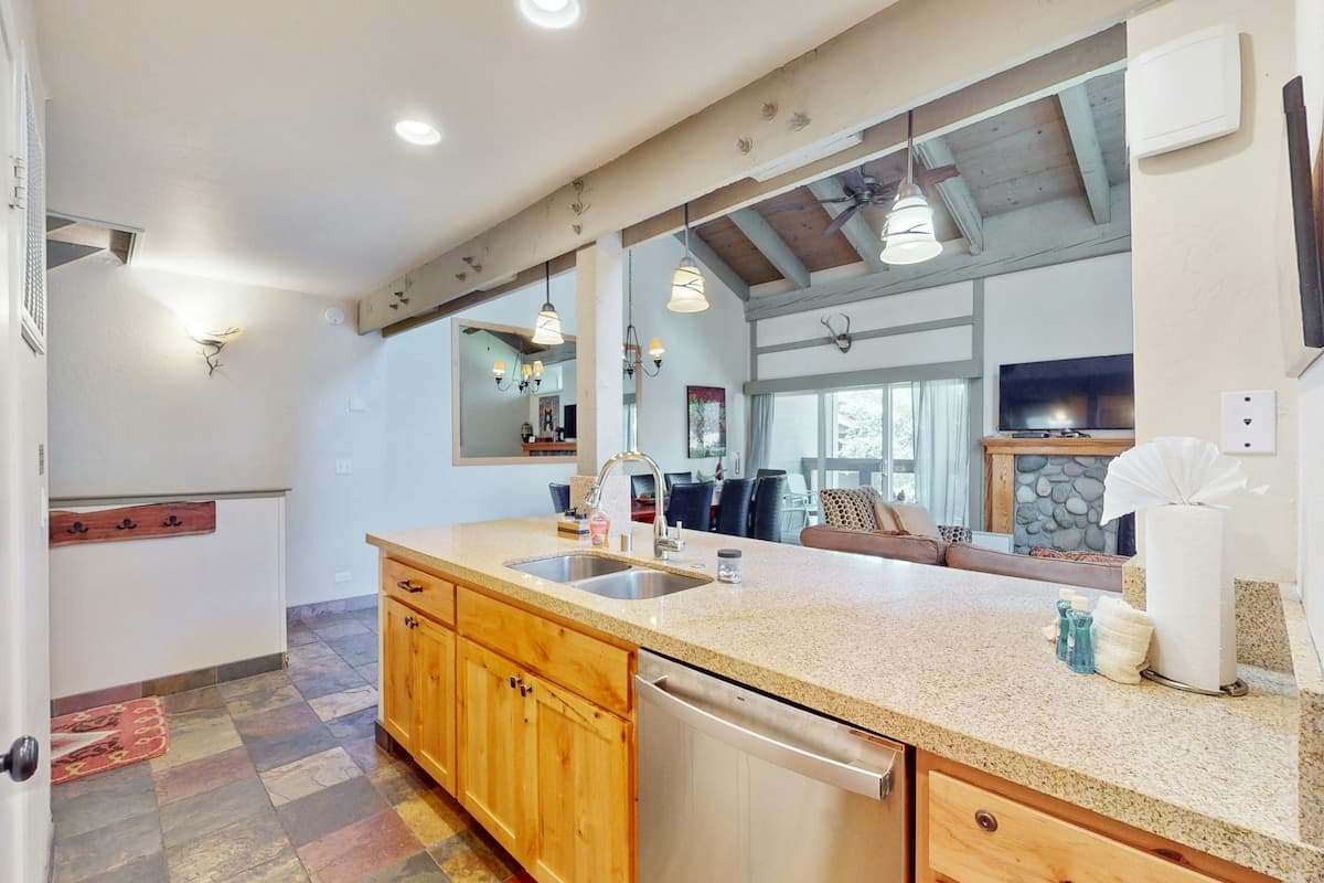 Lakeside Condo with Vaulted Ceilings & Fireplace - Photo 5